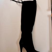 Stivale nero in camoscio con tacco