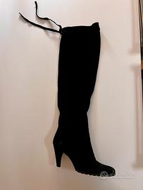 Stivale nero in camoscio con tacco