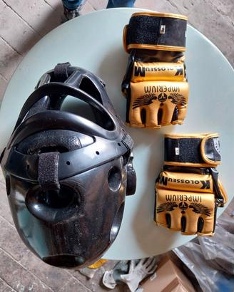 guanti e casco kikcboxing