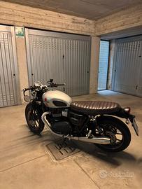 TRIUMPH STREET TWIN 900