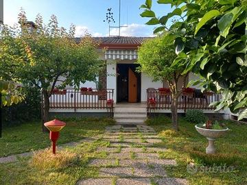 villetta bifamiliare con giardino privato 