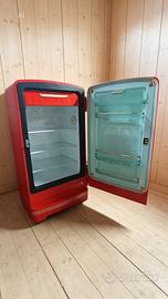 Antico frigo allestito per fare musica