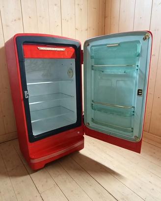 Antico frigo allestito per fare musica