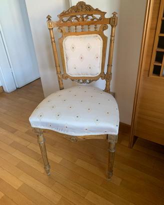 Sedia antica in legno intagliato