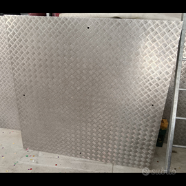 Pedana rialzata in lastra di alluminio rinforzata