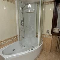 Vasca da bagno idromassaggio con doccia