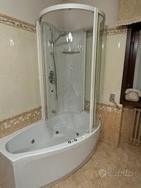 Vasca da bagno idromassaggio con doccia