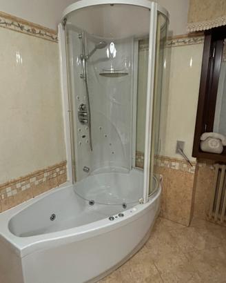 Vasca da bagno idromassaggio con doccia