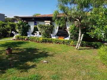 Villa fronte mare baia domitia