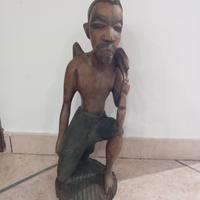 Scultura uomo inginocchiata