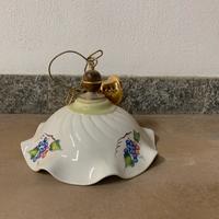 Lampadario, cuscini, caffettiera, teiera e zuppier