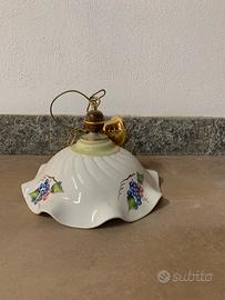 Lampadario, cuscini, caffettiera, teiera e zuppier