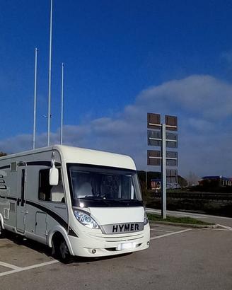 Motorhome Hymer B 594 con due letti matrimoniali
