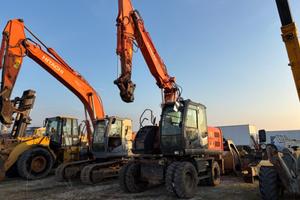 HITACHI Escavatore gommato ZX140W - 3