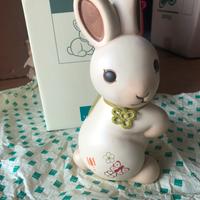 Coniglio con collana di stoffa verde THUN