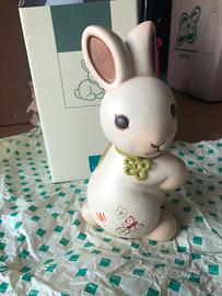 Coniglio con collana di stoffa verde THUN