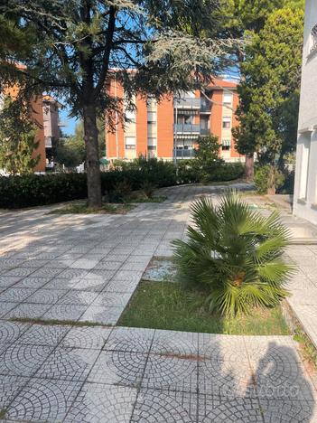 Villa in bifamiliare con giardino e box auto