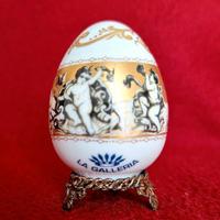 Uovo porcellana. Firmato "La Galleria".