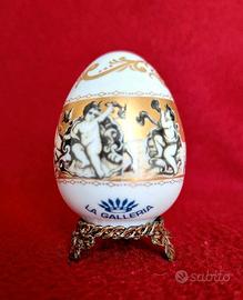 Uovo porcellana. Firmato "La Galleria".