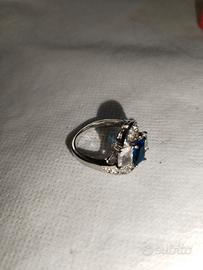 Anello color argento con pietra blu 