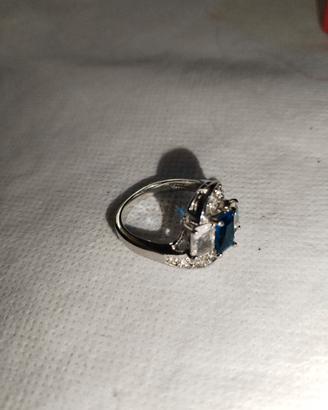 Anello color argento con pietra blu 