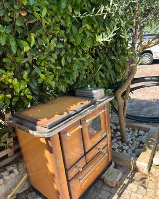 Stufa a legna vintage con forno