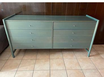 Cassettiera in legno color carta da zucchero