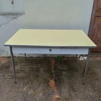 Tavoli e sedie formica vintage