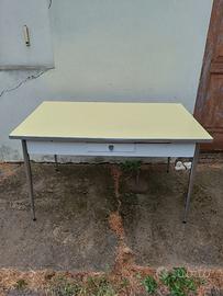 Tavoli e sedie formica vintage