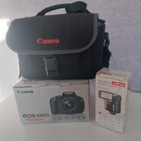 Canon EOS 600D con borsa originale e flash Metz