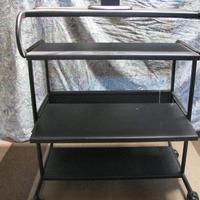 Porta computer con ripiani e ruote