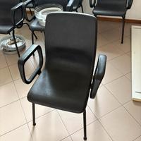 Sedia in plastica con braccioli