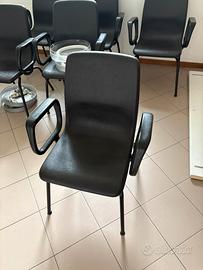 Sedia in plastica con braccioli