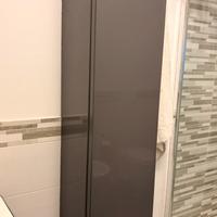 Colonna bagno per oggetti, asciugamani e detersivi