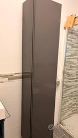 Colonna bagno per oggetti, asciugamani e detersivi