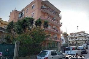 Svincolo gazzi,4 vani e servizi con posto auto