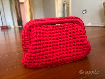 Clutch in fettuccia rossa realizzata a mano