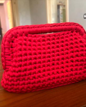 Clutch in fettuccia rossa realizzata a mano