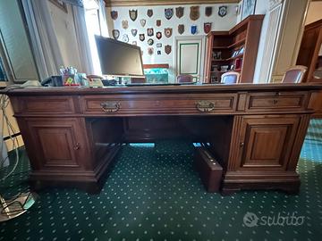 Scrivania in legno di noce vintage