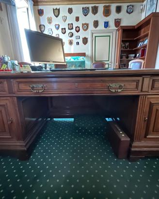 Scrivania in legno di noce vintage