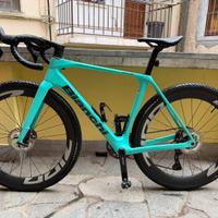 Bici gravel bianchi impulso pro cerchi zipp