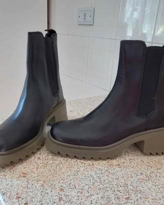 Anfibi in pelle