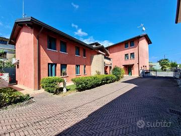 ELEGANTE APPARTAMENTO ARREDATO: terrazzo abitab...