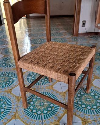Sedie di paglia e legno