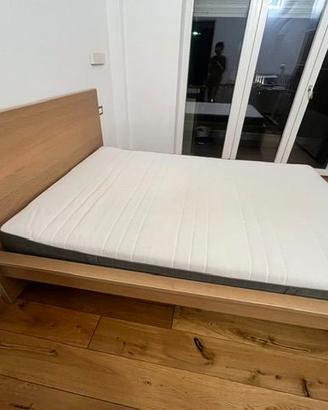 letto a una piazza e mezzo con materasso