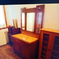 Mobile toilette da camera con specchio e cassetti