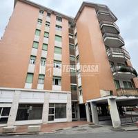 4 LOCALI CON BOX AUTO IN CENTRO COSSATO!