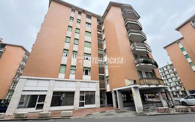 4 LOCALI CON BOX AUTO IN CENTRO COSSATO!