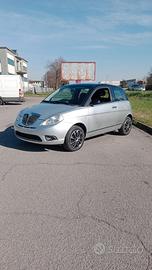 Lancia Ypsilon 1.4 16V bicolore argento e nera