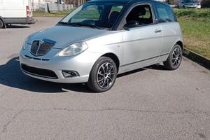 Lancia Ypsilon 1.4 16V bicolore argento e nera